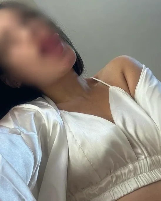 Yasmin, 25